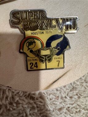 Vintage super Bowl VII 1974 Enamel Pin - Dolphins vs Vikings